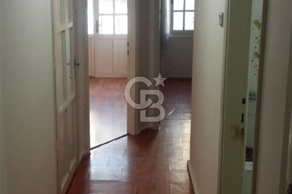 KARŞIYAKA ÇARŞININ GÖBEĞİNDE  2+1 KLASİK 80 m2 ARAKAT DAİRE