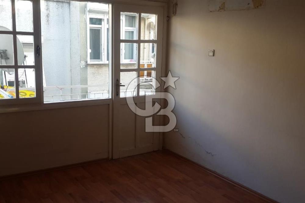 KARŞIYAKA ÇARŞININ GÖBEĞİNDE  2+1 KLASİK 80 m2 ARAKAT DAİRE