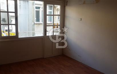 KARŞIYAKA ÇARŞININ GÖBEĞİNDE  2+1 KLASİK 80 m2 ARAKAT DAİRE
