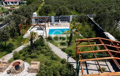 Urla Özbek'te Havuzlu Lüks Peyzajlı Yola Cephe Tarla