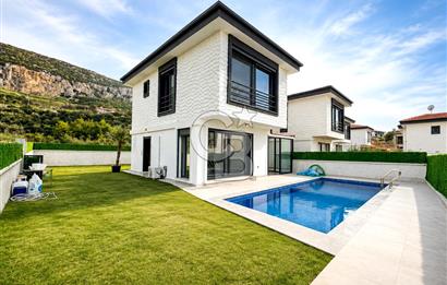 Karaburun Bözköy'de 3+1 Satılık Havuzlu Villa
