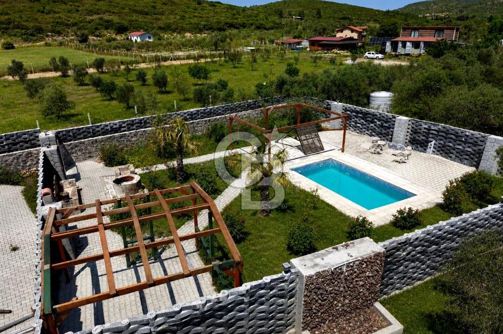 Urla Özbek'te Havuzlu Lüks Peyzajlı Yola Cephe Tarla