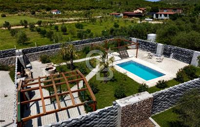 Urla Özbek'te Havuzlu Lüks Peyzajlı Yola Cephe Tarla