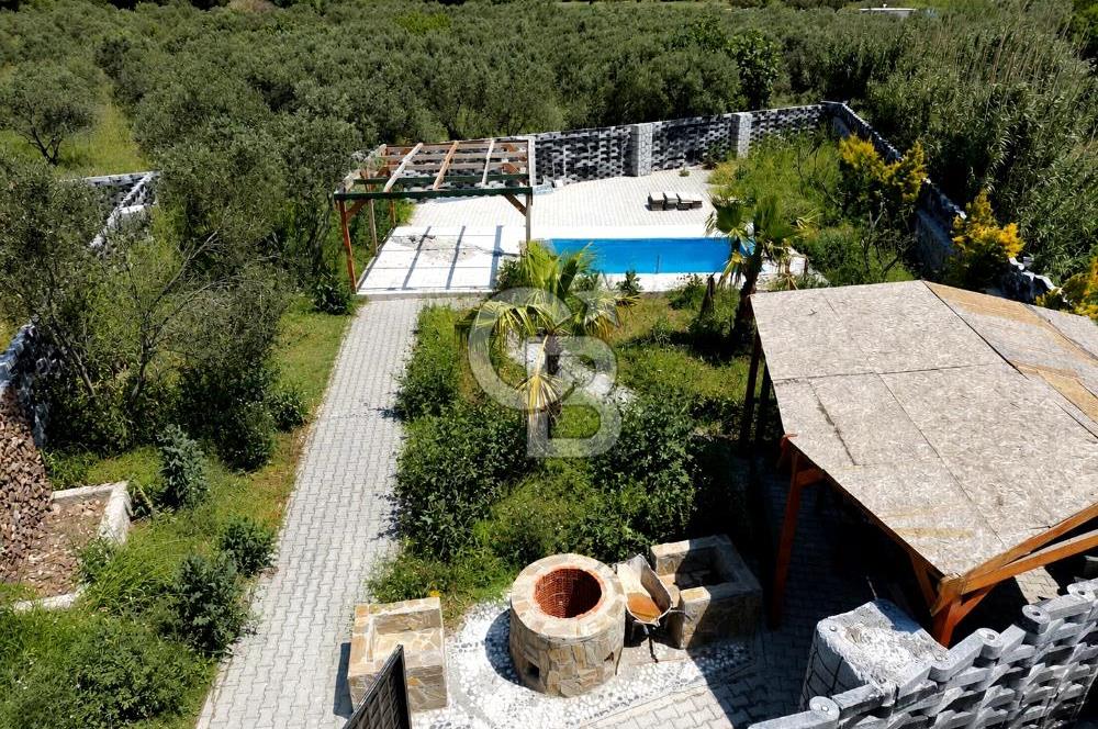 Urla Özbek'te Havuzlu Lüks Peyzajlı Yola Cephe Tarla