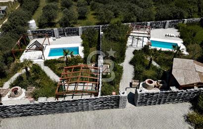 Urla Özbek'te Havuzlu Lüks Peyzajlı Yola Cephe Tarla