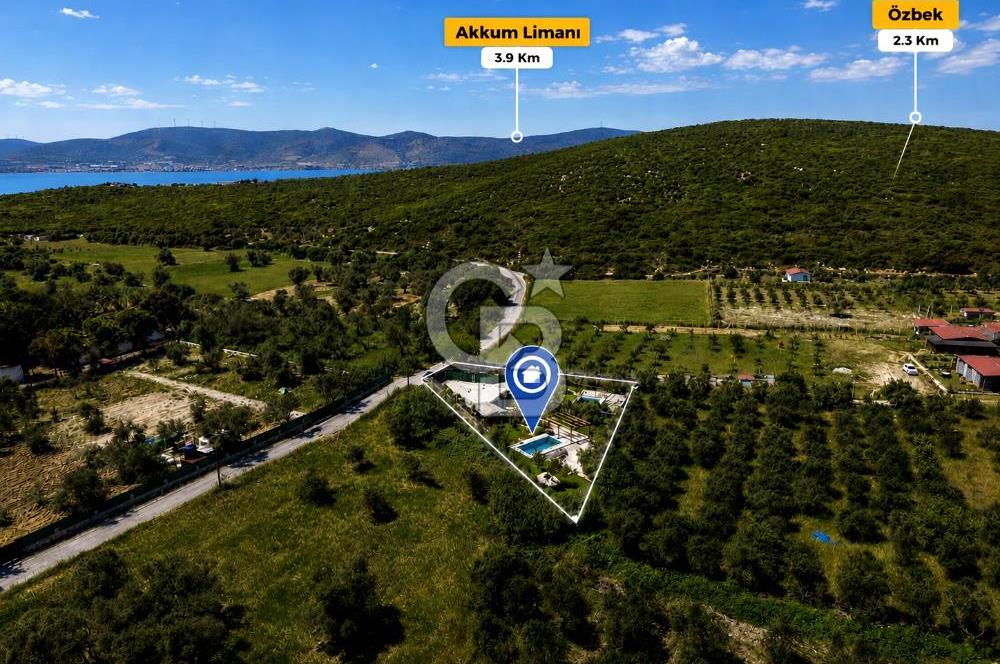Urla Özbek'te Havuzlu Lüks Peyzajlı Yola Cephe Tarla