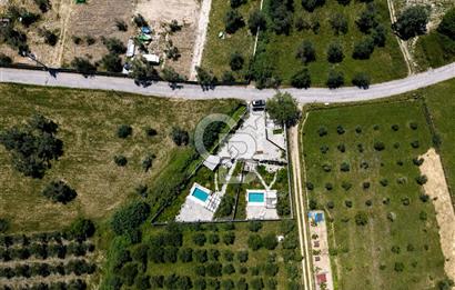 Urla Özbek'te Havuzlu Lüks Peyzajlı Yola Cephe Tarla