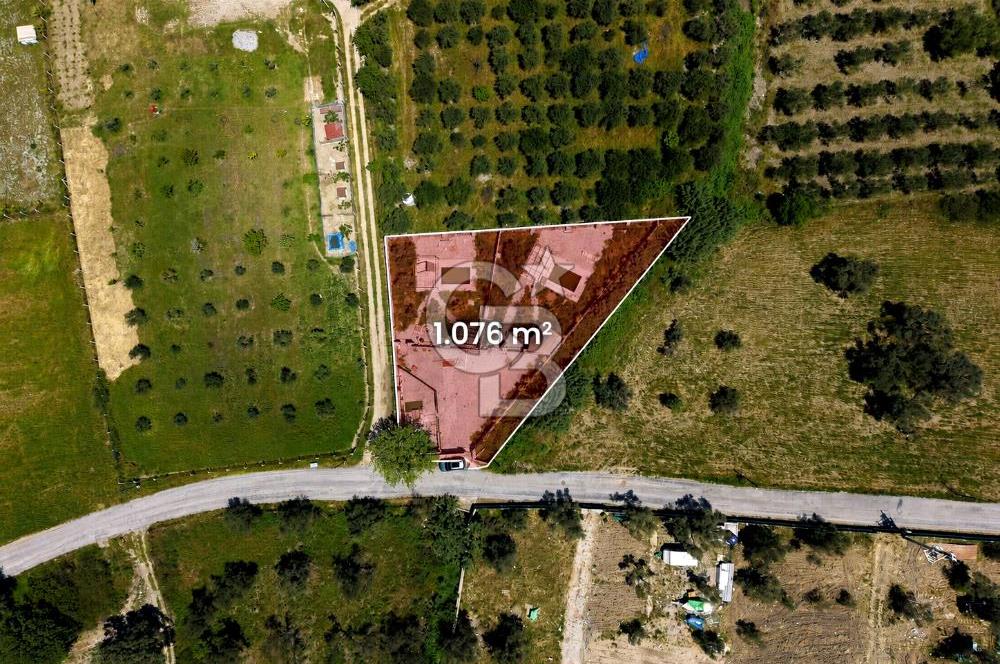 Urla Özbek'te Havuzlu Lüks Peyzajlı Yola Cephe Tarla