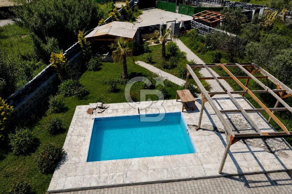 Urla Özbek'te Havuzlu Lüks Peyzajlı Yola Cephe Tarla