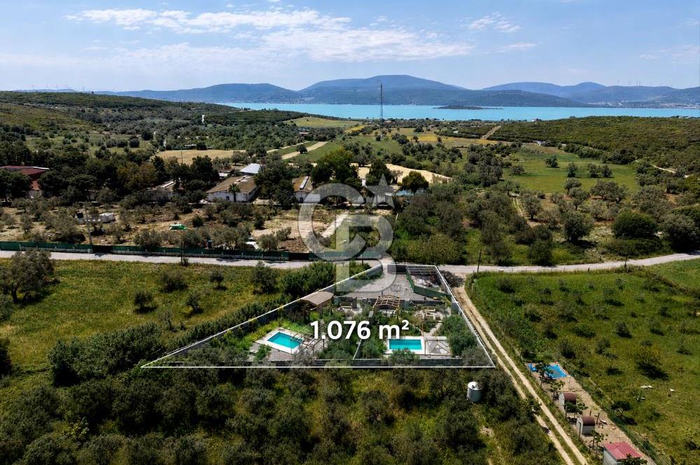 Urla Özbek'te Havuzlu Lüks Peyzajlı Yola Cephe Tarla