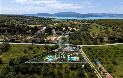 Urla Özbek'te Havuzlu Lüks Peyzajlı Yola Cephe Tarla