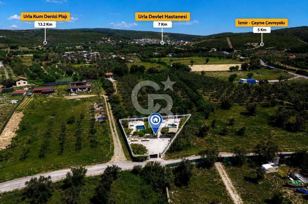 Urla Özbek'te Havuzlu Lüks Peyzajlı Yola Cephe Tarla