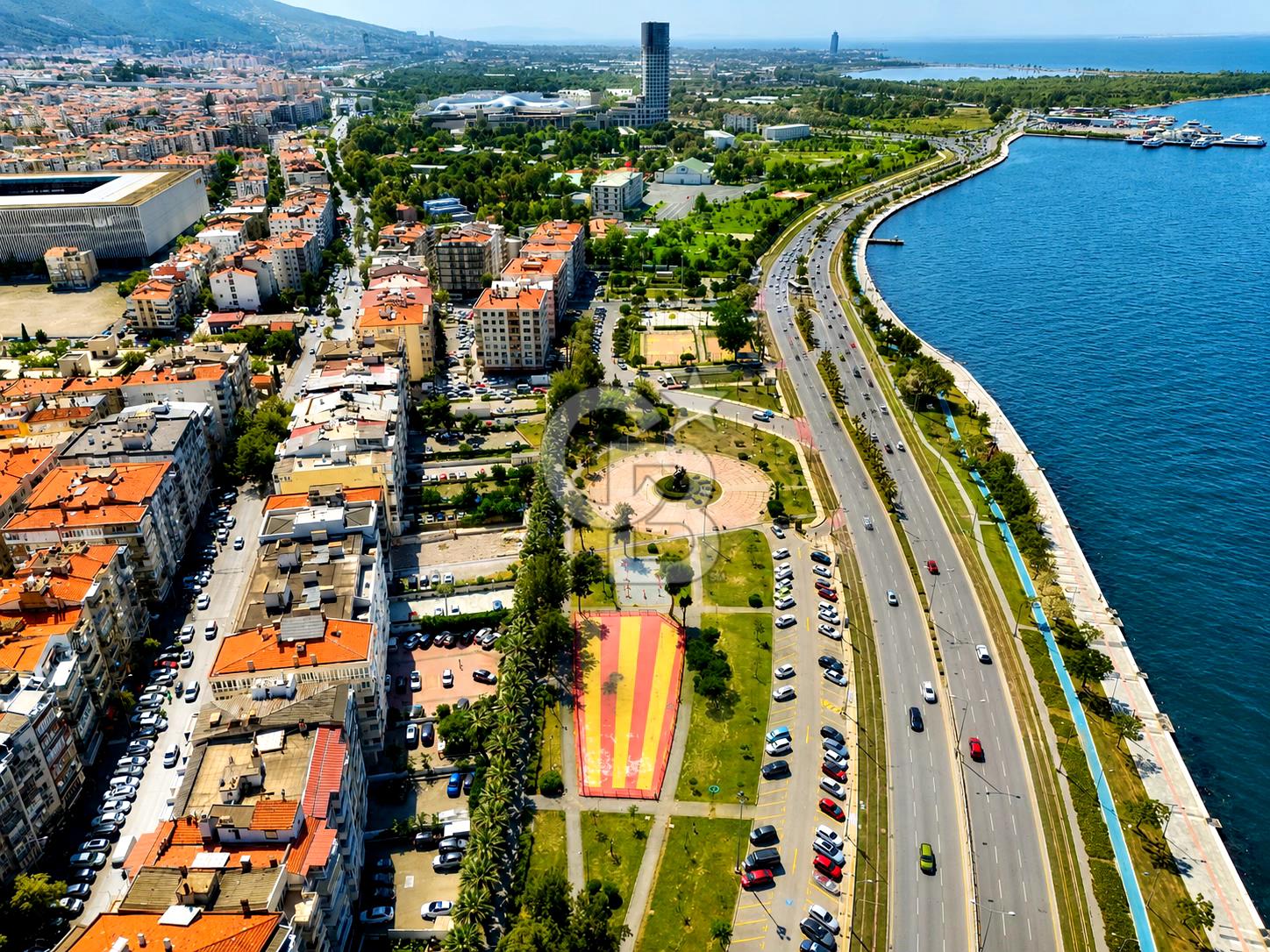Güzelyalı'da 3+1 Otoparklı Satılık Yalı Dairesi