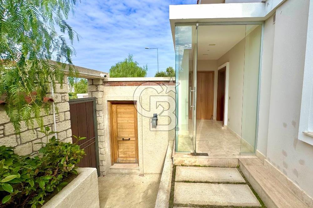 Alaçatı Göbenede 7+1 Müstakil Havuzlu Lüks Kiralık Villa