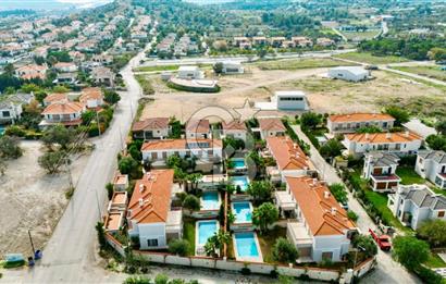 Alaçatı Göbenede 7+1 Müstakil Havuzlu Lüks Kiralık Villa