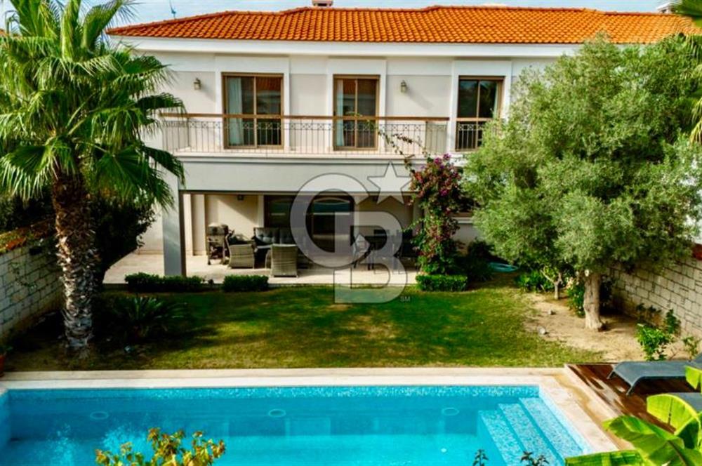 Alaçatı Göbenede 7+1 Müstakil Havuzlu Lüks Kiralık Villa