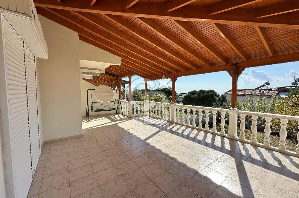 Seferihisar Akarca'da Panoramik Deniz Manzaralı 3+1 Villa