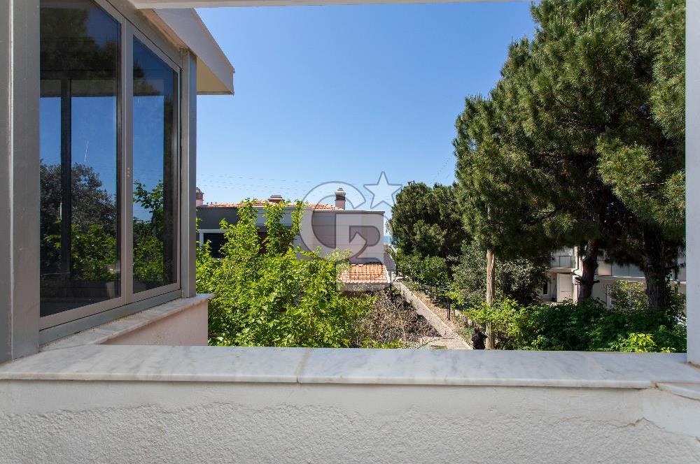 Foça Uluca Sitesinde Satılık Bahçeli 4+1 Villa