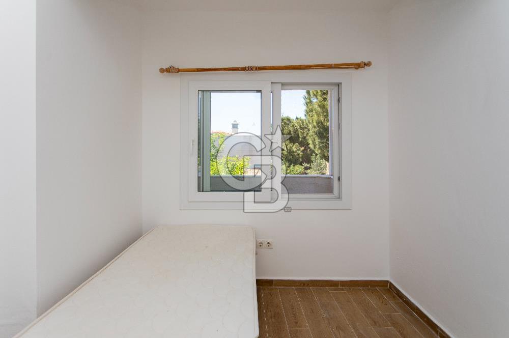 Foça Uluca Sitesinde Satılık Bahçeli 4+1 Villa