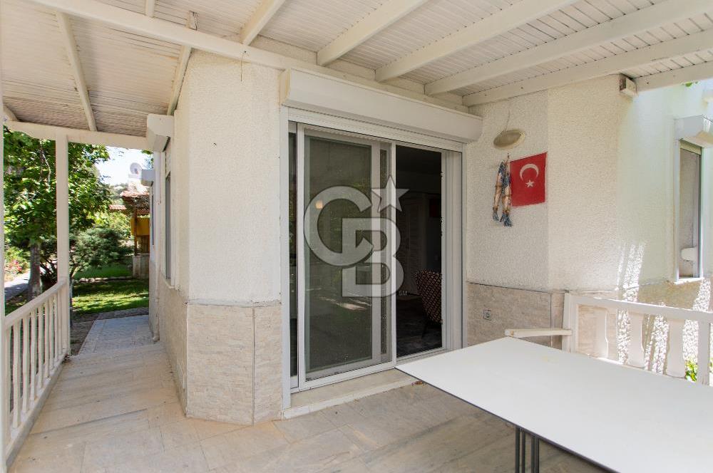 Foça Uluca Sitesinde Satılık Bahçeli 4+1 Villa