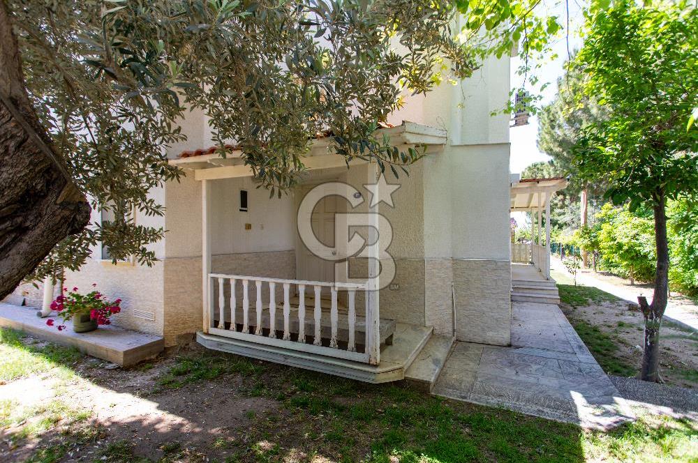 Foça Uluca Sitesinde Satılık Bahçeli 4+1 Villa