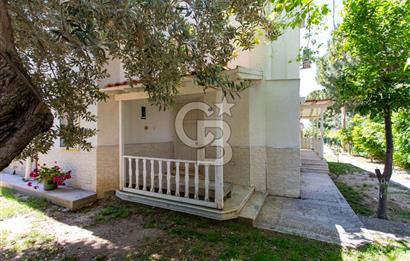 Foça Uluca Sitesinde Satılık Bahçeli 4+1 Villa