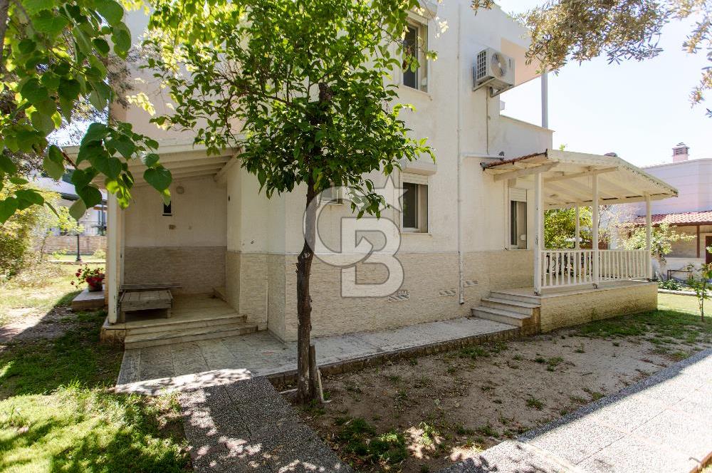 Foça Uluca Sitesinde Satılık Bahçeli 4+1 Villa