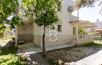 Foça Uluca Sitesinde Satılık Bahçeli 4+1 Villa