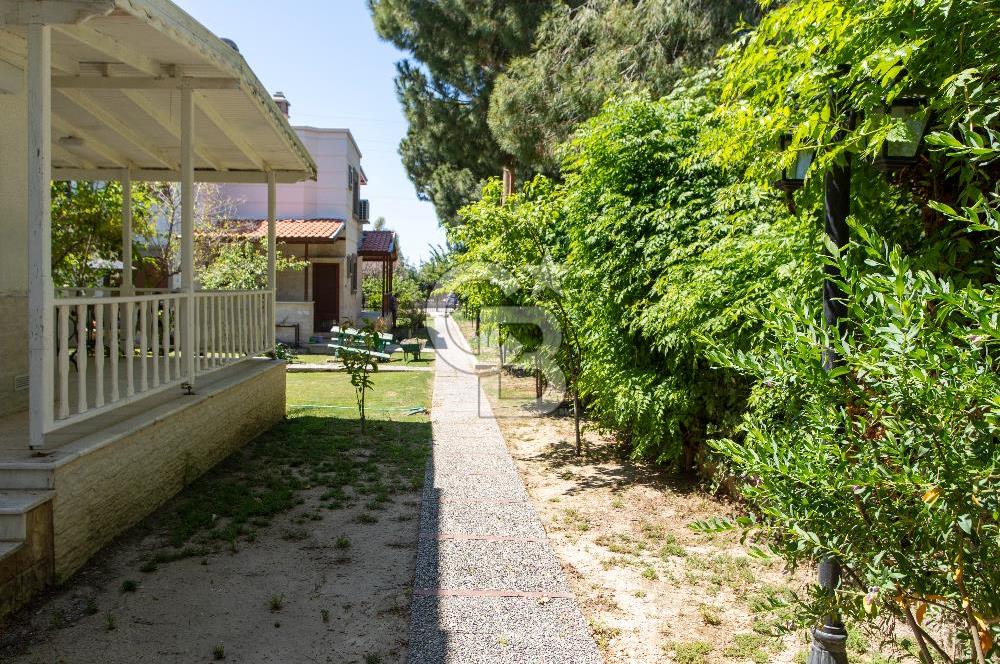 Foça Uluca Sitesinde Satılık Bahçeli 4+1 Villa