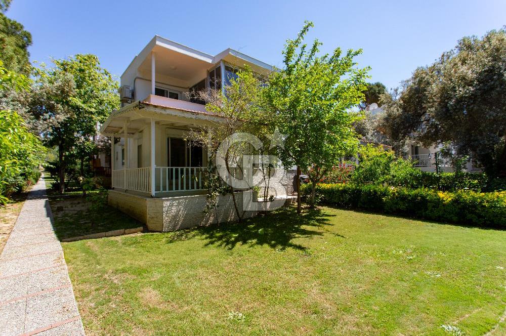 Foça Uluca Sitesinde Satılık Bahçeli 4+1 Villa