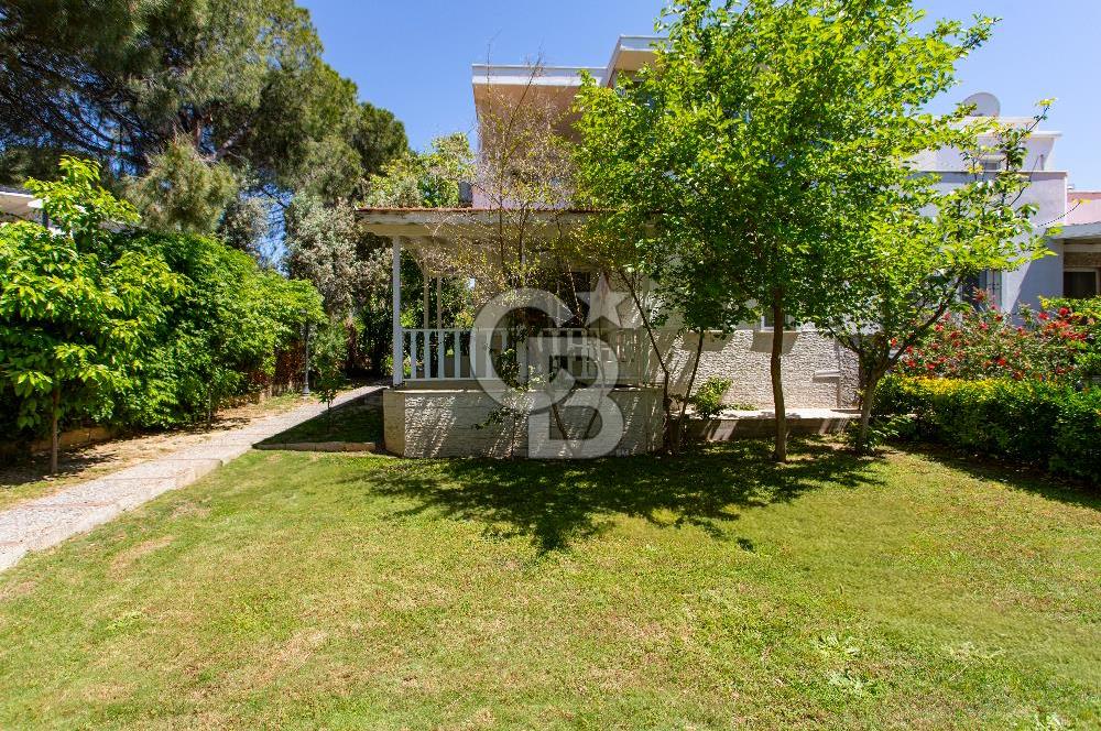 Foça Uluca Sitesinde Satılık Bahçeli 4+1 Villa