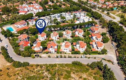 Foça Uluca Sitesinde Satılık Bahçeli 4+1 Villa