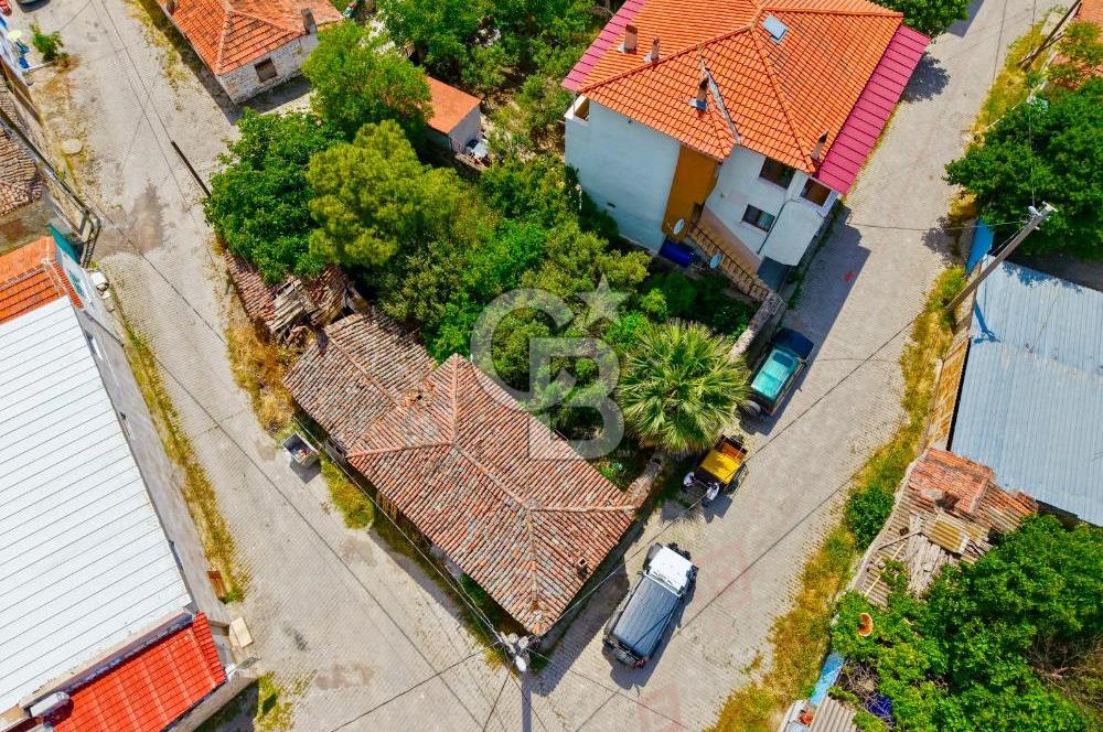 Ayvalık Mutluköyde Köşe Parsel Taş Ev ve Villa Arsası