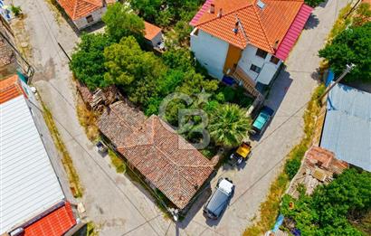 Ayvalık Mutluköyde Köşe Parsel Taş Ev ve Villa Arsası