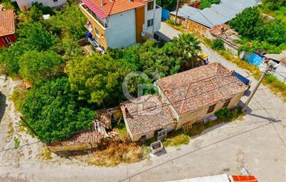 Ayvalık Mutluköyde Köşe Parsel Taş Ev ve Villa Arsası