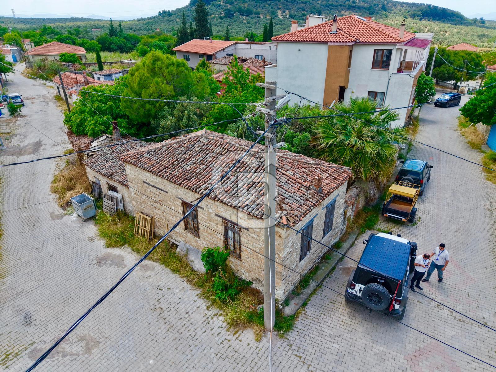 Ayvalık Mutluköyde Köşe Parsel Taş Ev ve Villa Arsası