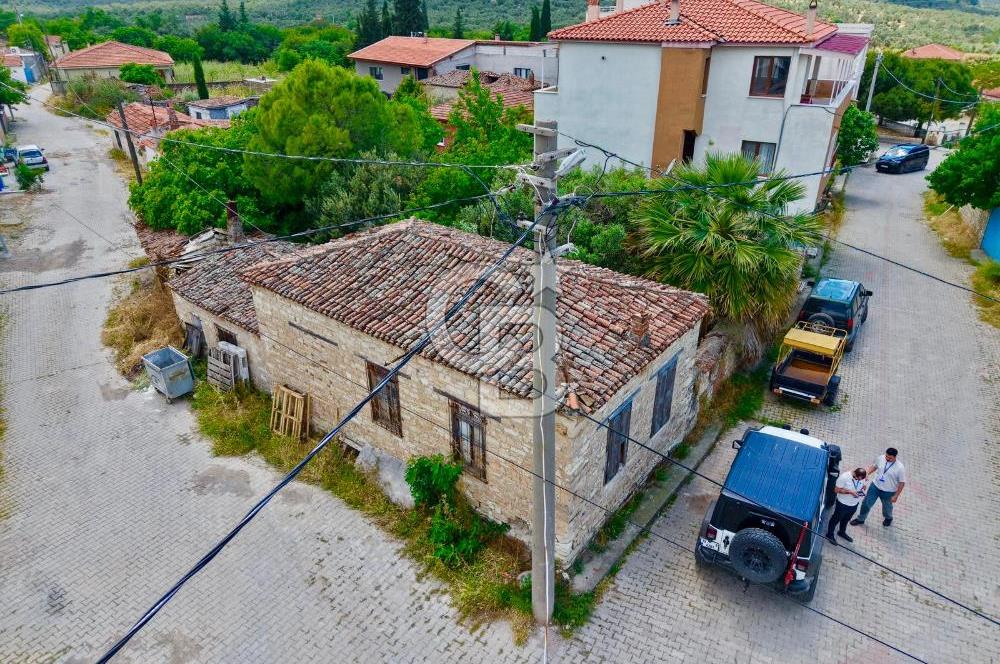 Ayvalık Mutluköyde Köşe Parsel Taş Ev ve Villa Arsası