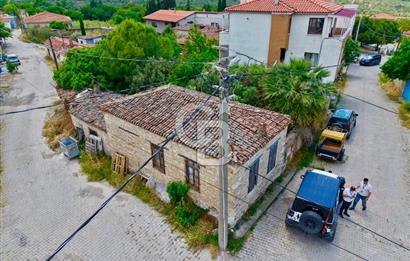 Ayvalık Mutluköyde Köşe Parsel Taş Ev ve Villa Arsası