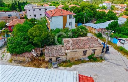 Ayvalık Mutluköyde Köşe Parsel Taş Ev ve Villa Arsası