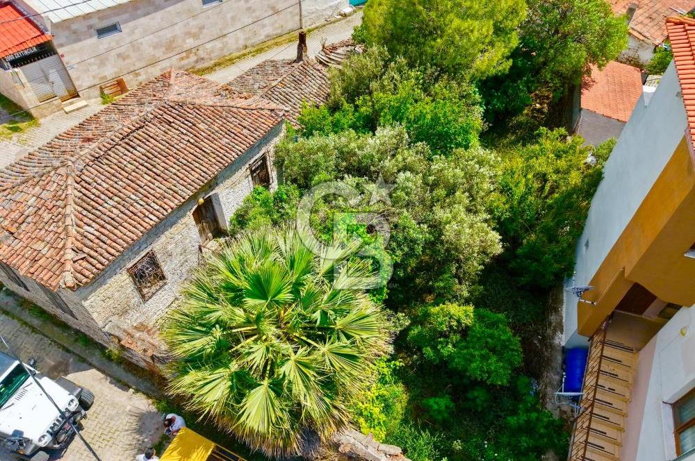 Ayvalık Mutluköyde Köşe Parsel Taş Ev ve Villa Arsası