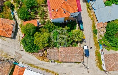 Ayvalık Mutluköyde Köşe Parsel Taş Ev ve Villa Arsası