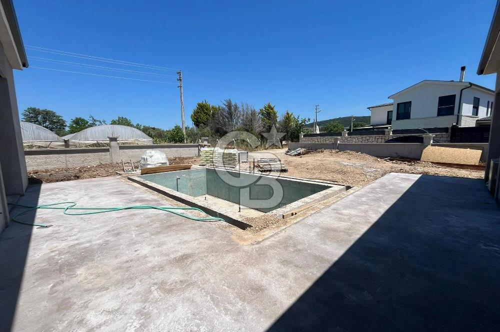Urla Kuşçular 500 M2 Arsa İçinde Tek Katlı Satılık Lüks Villa