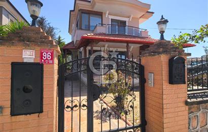 AYVALIK'TA DENİZE 30MT CUNDA'YA 2KM MESAFEDE 3+1 SATILIK VİLLA