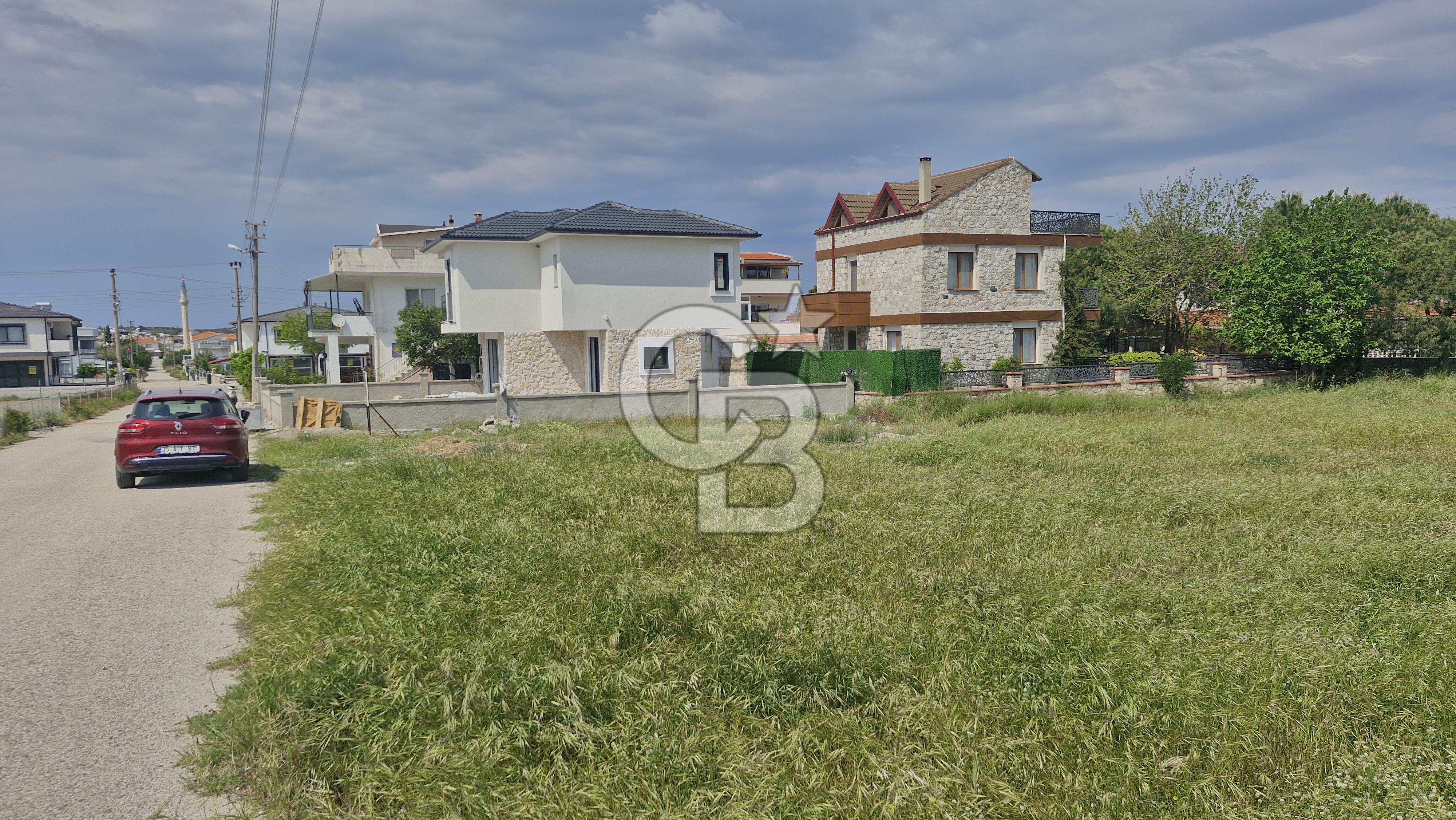 Mordoğan Merkez'de Önü Kapanmaz 300m² Köşe Villa Parseli