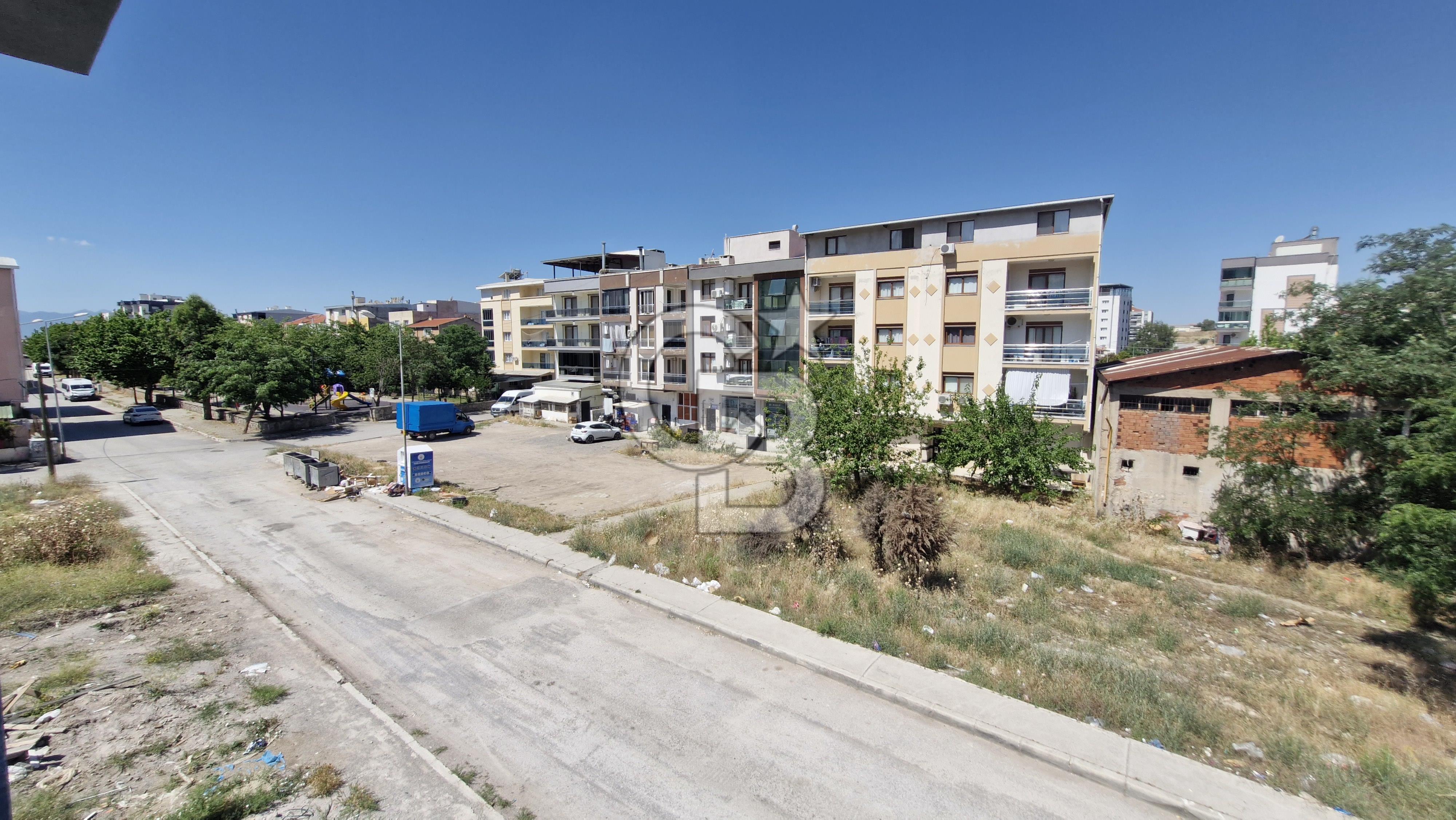 İzmir Çiğli Harmandalı' da Oturuma Hazır 1+1 Satılık Daire CB PH