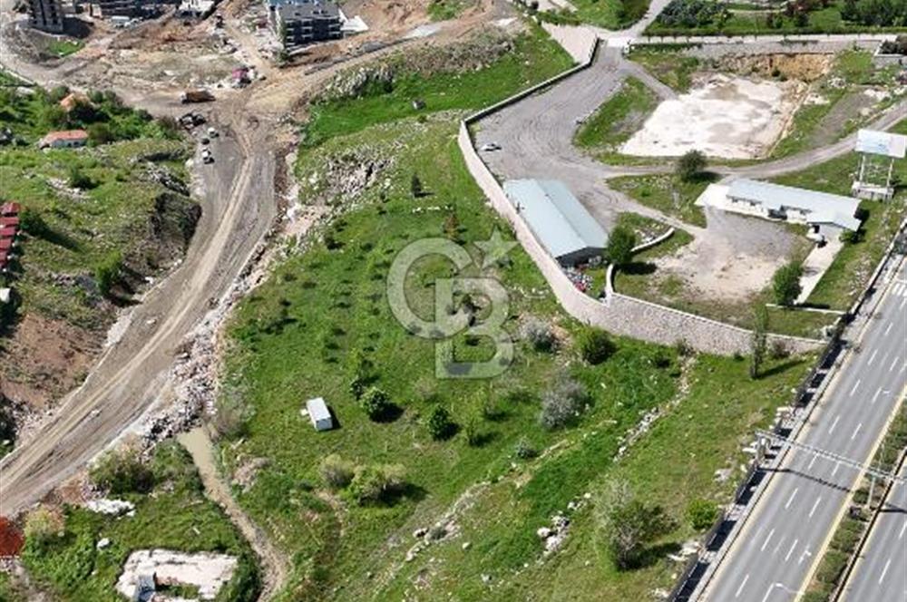 İNCEK'İN KALBİNDE EMSALSİZ KONUMDA CADDE CEPHELİ ARSA