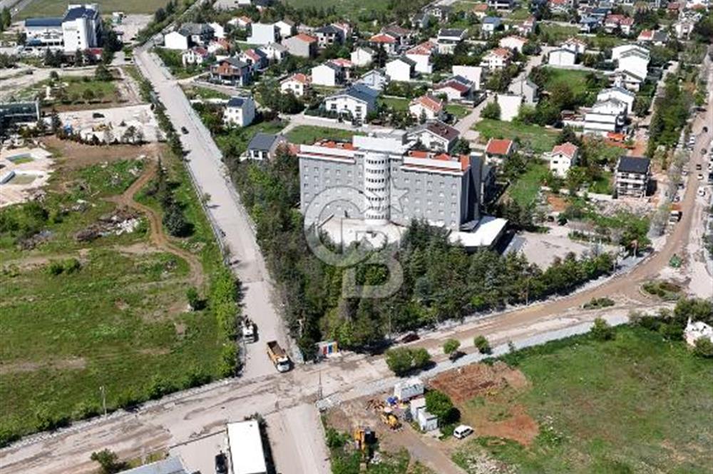 İNCEK'İN KALBİNDE EMSALSİZ KONUMDA CADDE CEPHELİ ARSA