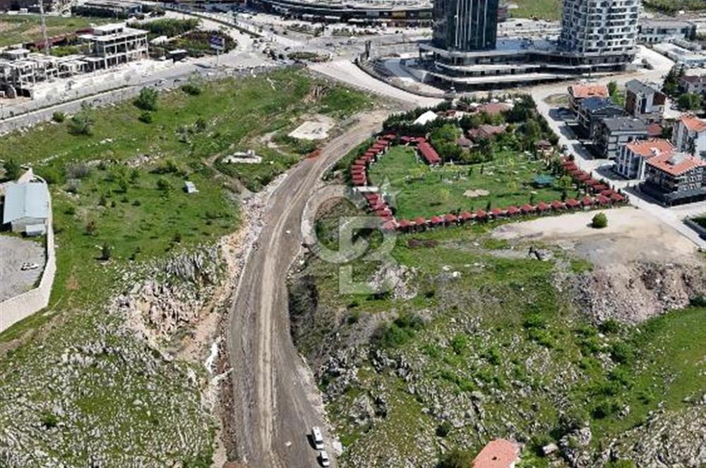 İNCEK'İN KALBİNDE EMSALSİZ KONUMDA CADDE CEPHELİ ARSA