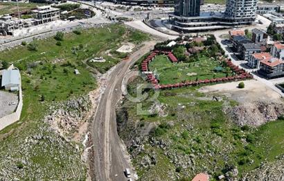 İNCEK'İN KALBİNDE EMSALSİZ KONUMDA CADDE CEPHELİ ARSA