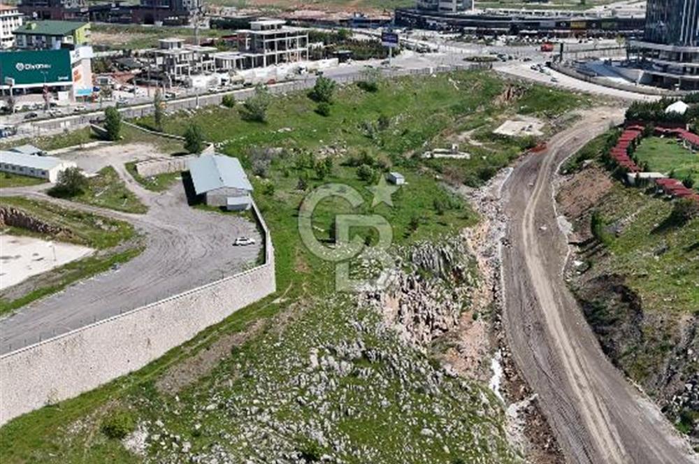 İNCEK'İN KALBİNDE EMSALSİZ KONUMDA CADDE CEPHELİ ARSA
